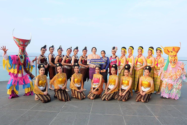 Nonthaburi Folkdance Group and Samsenwittayalai School